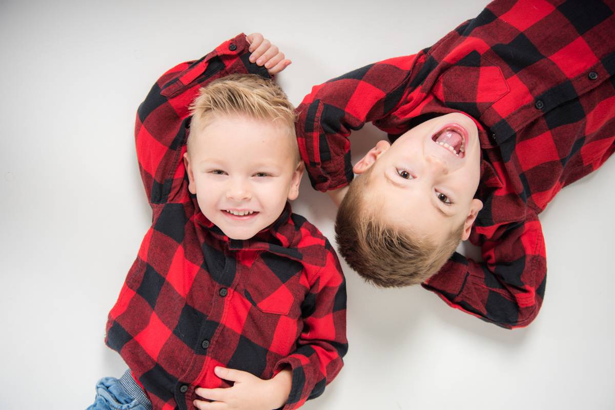 Zwei Kinder liegend von oben fotografiert